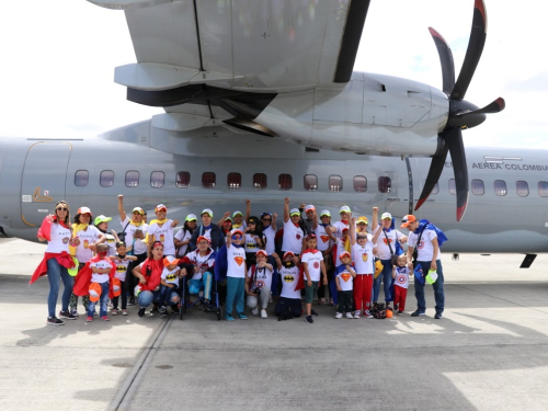 Fuerza Aérea Colombiana transporta niños de la Fundación Segundos de Vida en avión Casa-295