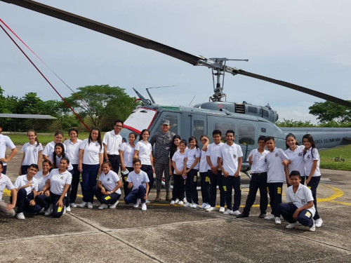 Jóvenes de la Institución Educativa Policarpa Salavarrieta visitaron la Base Aérea de Palanquero