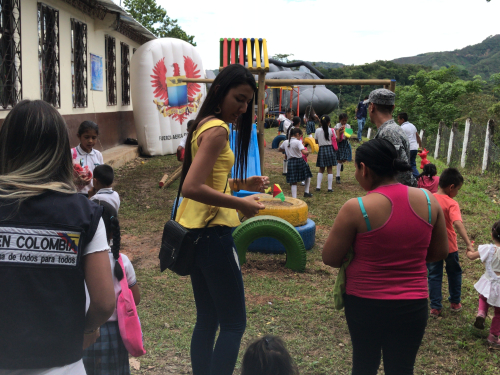 La Fuerza Aérea Colombia entregó parque infantil a niños del corregimiento del Limón, Tolima