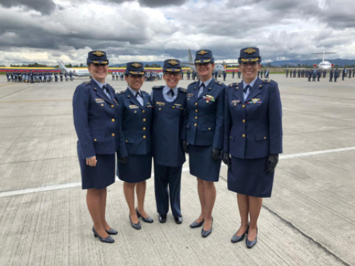 Primeras oficiales femeninas del curso regular de la Fuerza Aérea ascendieron al grado de Teniente Coronel