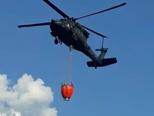 Con sistema Bambi Bucket de la Fuerza Aérea se atiende incendio en Santa Fé de Antioquia