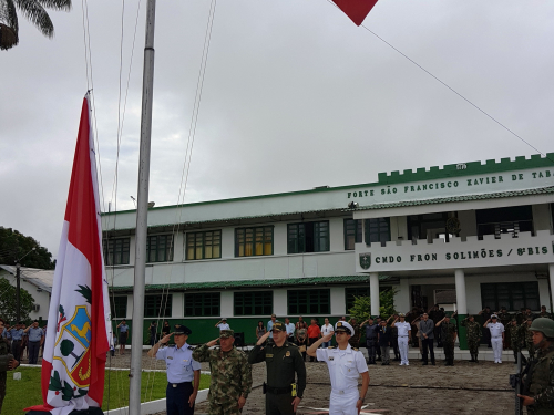 Fuerza Aérea Colombiana participa en izada del pabellón en la tradicional ceremonia tripartita.