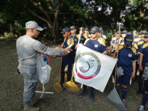 Comando Aéreo de Combate No. 1 contribuye con el medio ambiente mediante jornada de limpieza en Puerto Salgar, Cundinamarca.