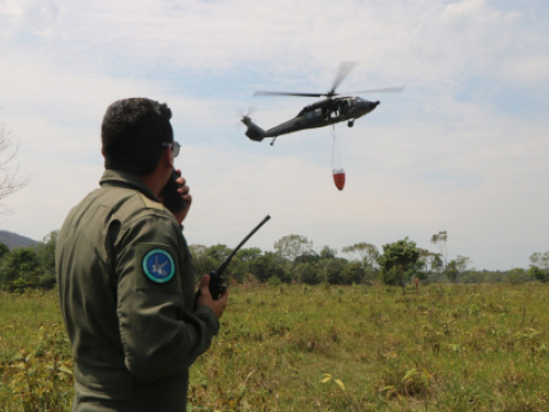 Fuerza Aérea Colombiana mitiga gran incendio forestal en el departamento del Meta