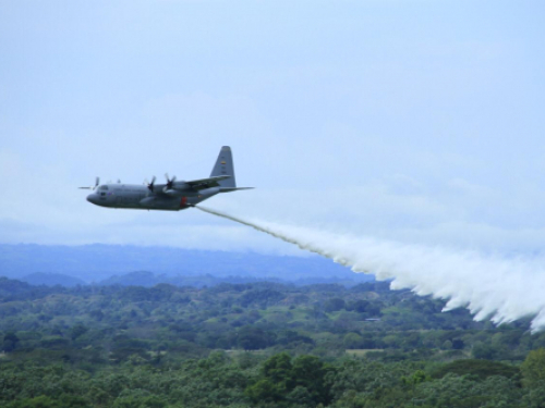 Como parte del Sistema Nacional de Gestión del Riesgo, la Fuerza Aérea Colombiana participa con frecuencia en la extinción de incendios forestales en todo el territorio nacional, especialmente cuando se trata de conflagraciones de gran magnitud o en lugares inaccesibles para los organismos de socorro en tierra.