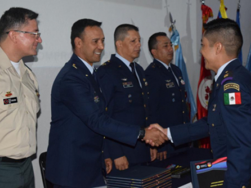 Oficiales de México, Paraguay, Perú y Colombia, recibieron sus Alas de Piloto Militar