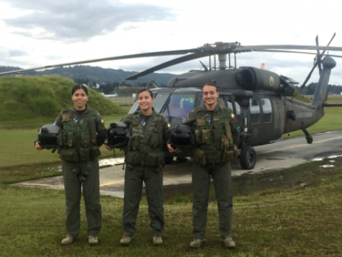 Mujeres al mando de un Black Hawk