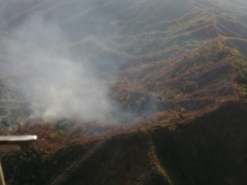 La Fuerza Aérea realizó un reconocimiento aéreo al incendio en cercanías a Santa Marta