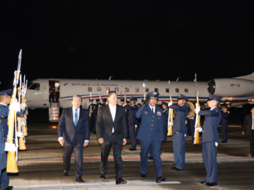 Presidente de Panamá es recibido con honores militares en CATAM