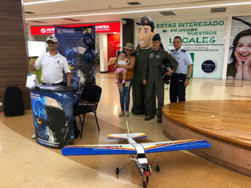 La Fuerza Aérea celebró sus 100 años, en el centro comercial Guatapurí 