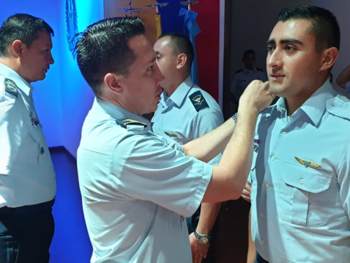 Suboficiales de la Fuerza Aérea Colombiana ascienden en ceremonia militar en el Comando Aéreo de Combate No. 1