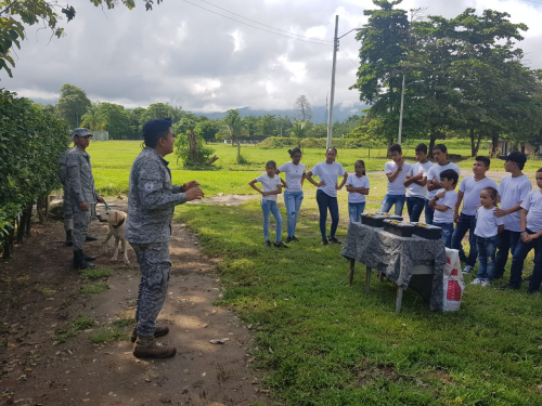 Comando Aéreo de Combate No.1 recibió la visita de niños de Victoria, Caldas