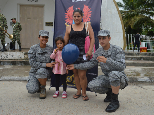 Fuerza Aérea Colombiana realiza campaña contra las minas antipersonales en el Amazonas