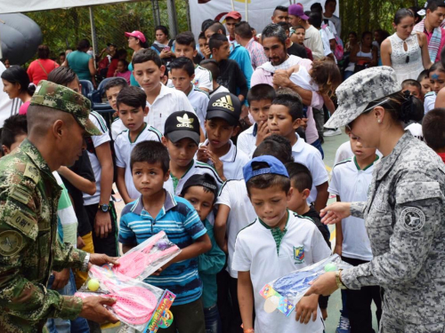 Fuerza Pública comparte con los habitantes del Corregimiento de Amoyá en Chaparral.