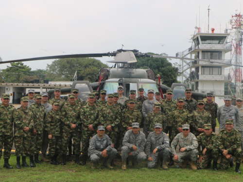 Sargentos de la Fuerzas Militares conocen las capacidades del CACOM-2