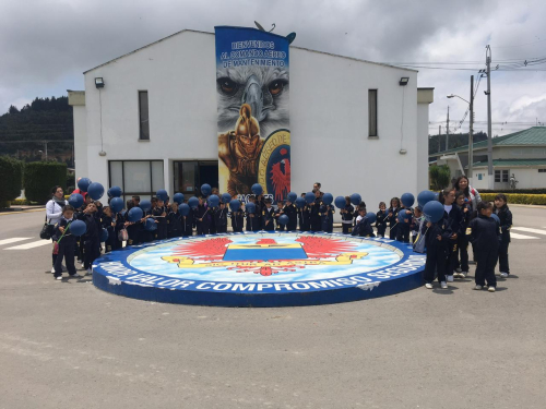 Niños de Zipacon visitan la base aérea de Madrid 