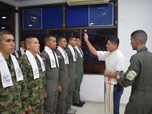  Más oficiales de Latinoamérica llegan a Colombia para formarse como pilotos de helicóptero 