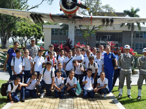 Instituciones educativas de la ciudad de Cali, visitan Base Aérea Marco Fidel Suárez