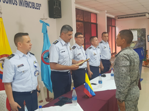 Jóvenes soldados de la Base Aérea de Palanquero se gradúan como Técnicos en Protección a Personajes