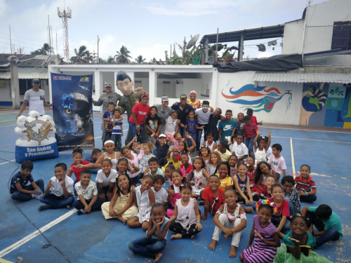 La alegría de los niños es el mejor recibimiento que obtiene la Fuerza Aérea Colombiana al llegar a las diferentes actividades sociales que desarrolla en San Andrés Isla; en esta ocasión las sonrisas de los pequeños estudiantes del Colegio Luis Amigó, dieron inicio al acompañamiento que brindo la Institución Militar en la celebración del Día del Niño. 