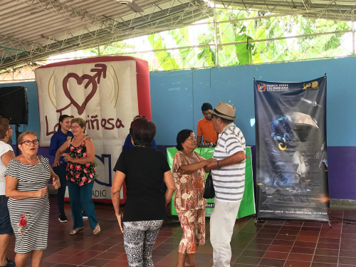 Habitantes del barrio Buenos Aires en Girardot, recibieron con cariño a la Fuerza Aérea Colombiana. 