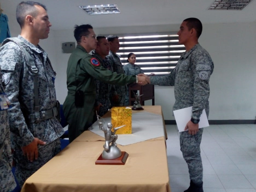 Soldados bachilleres terminan su servicio militar con la Fuerza Aérea Colombiana