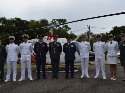 Oficiales pertenecientes al Ejército y Armada Nacional recibieron sus alas de piloto militar