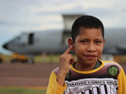 Niño indígena del Guainía con problemas auditivos ya puede oír gracias al apoyo de la Fuerza Aérea Colombiana