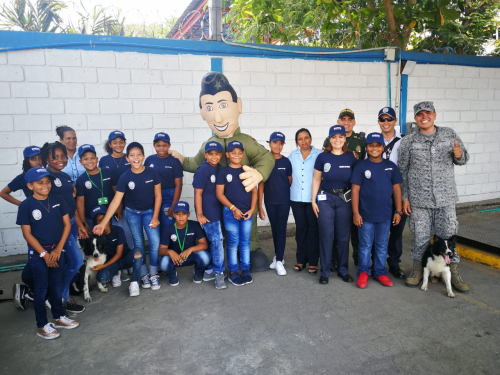 Niños Isleños y Migración Colombia experimentan una divertida visita al Grupo Aéreo del Caribe