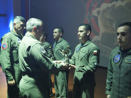 Oficiales graduados en armas y tácticas en el Comando Aéreo de Combate No. 1.