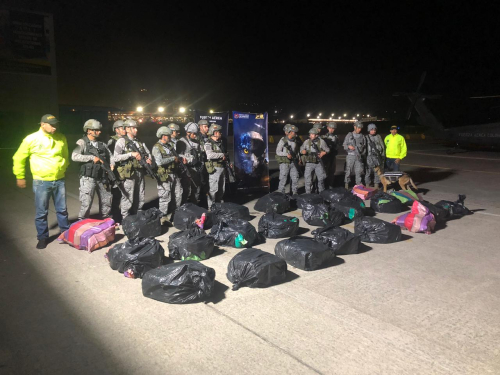 Comandos Especiales de la Fuerza Aérea Colombiana incautan cerca de una tonelada de clorhidrato de cocaína