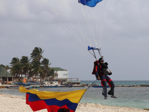  “Salto de Soberanía” un espectáculo tricolor que conmemoró el centenario de la Fuerza Aérea Colombiana en la Isla de San Andrés