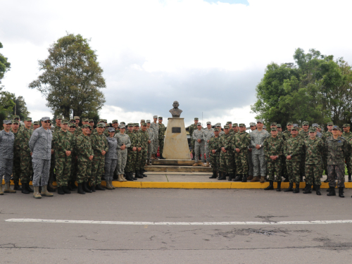 Visita de la Escuela de Guerra al CATAM