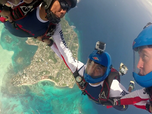 Este fin de semana el cielo de San Andrés se viste de gloria con los paracaidistas de la Fuerza Aérea Colombiana