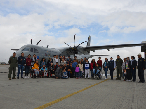 La Fuerza Aérea Colombiana, a través del Comando Aéreo de Transporte Militar, CATAM, brindo una mañana de esparcimiento y diversión a 25 niños en condiciones de discapacidad del Dispensario Médico FAC, a través del programa "Así se va a las Alturas”, que busca dar a conocer la misión que la Fuerza Aérea ejerce en beneficio de los colombianos.