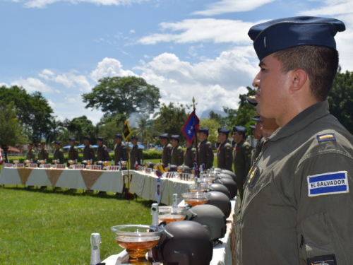 Ceremonia para 22 oficiales que realizaron por primera vez su “Vuelo solo”.