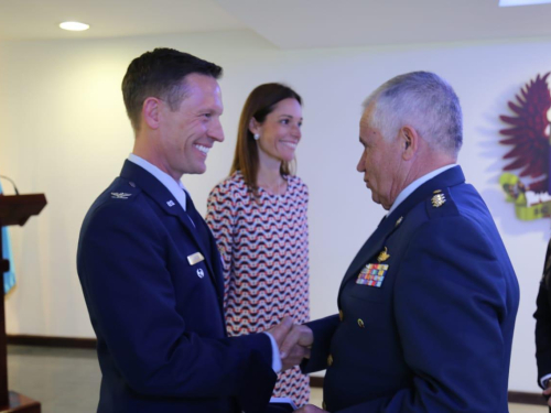 Agregado Aéreo de los Estados Unidos fue condecorado por la Fuerza Aérea Colombiana.