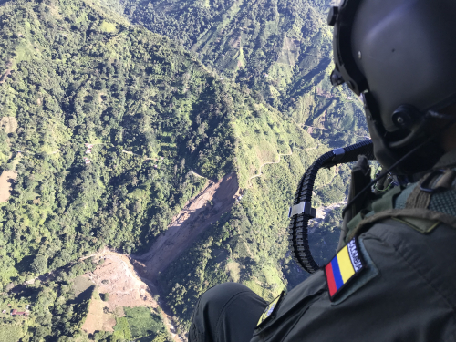 Helicóptero de la Fuerza Aérea sobrevoló sobre el sector del deslizamiento que generó emergencia en Chaparral 