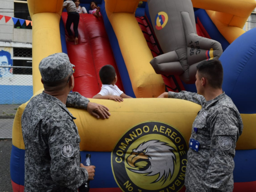 Fuerza Aérea colombiana participó de la celebración de los 100 años del barrio Obrero en Cali
