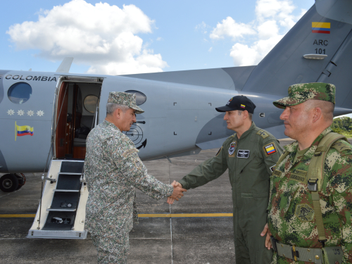 Comandante de la Armada Nacional visita el Grupo Aéreo del Amazonas