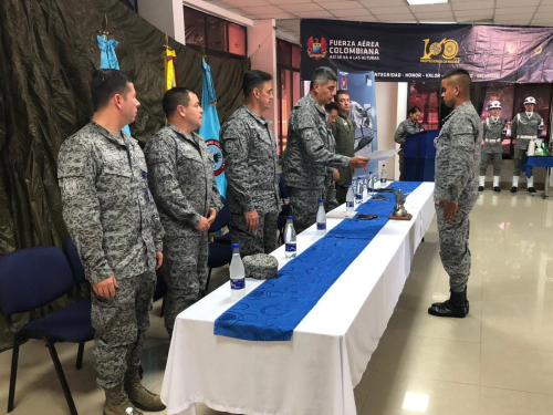 El Comando Aéreo de Combate No. 1 realiza reconocimiento especial a soldados que terminaron su servicio militar 