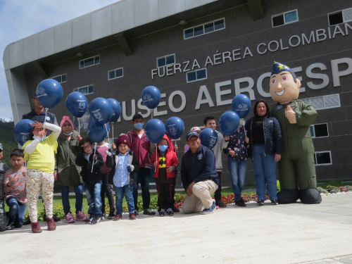 Niños y niñas, pacientes del Hospital Pediátrico de la Misericordia visitan Museo Aeroespacial