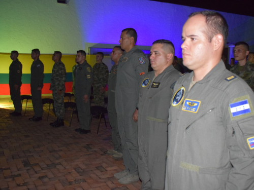 Pilotos de cuatro países llegan a la Escuela Helicópteros para las Fuerzas Armadas a capacitarse