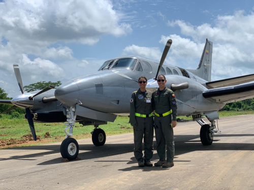 Primera tripulación femenina del avión C90GTx 
