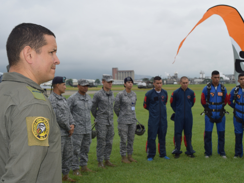 La capacidad de paracaidismo militar se fortalece en Cali