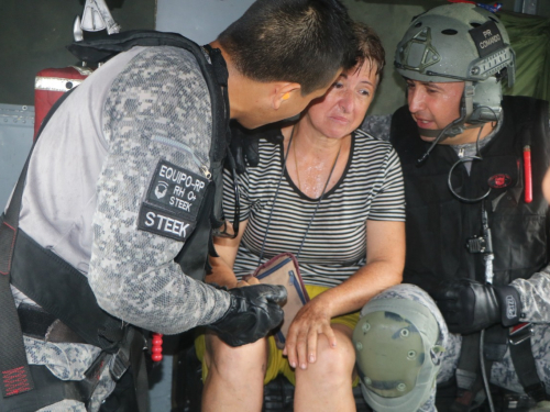 Impresionante rescate en helicóptero de tres personas atrapadas por la creciente del Rio Guayuriba en Meta