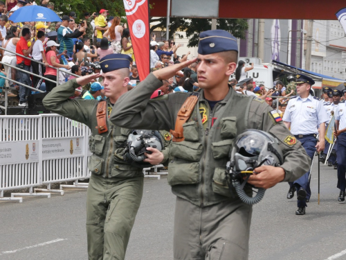 Las calles de Cali se vistieron de tricolor en la celebración de los  209 años de independencia por parte de la FAC