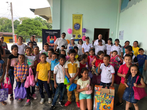 Actividad de integración reciben niños de Solano (Caquetá) por parte de la Fuerza Aérea Colombiana y la Acción Social Nuestra Señora de Loreto. 