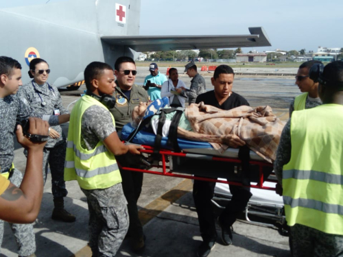 Adulto mayor con enfermedad renal crónica es trasladado por el Grupo Aéreo del Caribe
