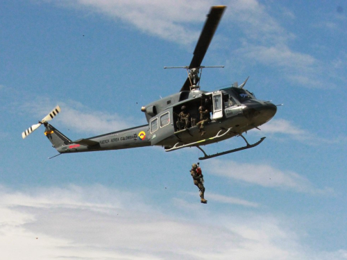 Helicóptero de la Fuerza Aérea rescata mujer que quedó atrapada por una creciente del río Páez